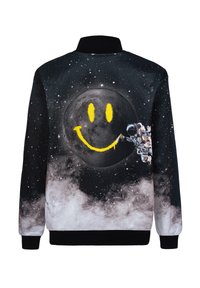 Chaqueta bomber negra con un estampado de temática espacial que incluye una luna, un emoticono sonriente y un astronauta. Cuello y puños de canalé. Tejido suave.
