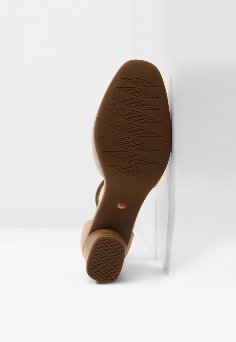 clarks un cosmo strap