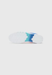 Suela de zapato con un patrón hexagonal, que pasa de blanco a azul claro, con un efecto de gradiente y superficies de agarre texturizadas.