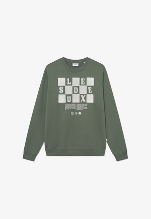 Grøn sweatshirt med lange ærmer og rund hals. Fronten har hvide blokbogstaver og tekst, med ribbet manchetter og kant. Glat tekstur.