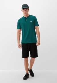 s.Oliver MIT HENLEY-AUSSCHNITT - Jednoduché tričko - tannengrün