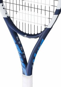 Blau-weißes Tennisschläger mit einem tropfenförmigen Kopf, strukturiertem Griff und auf dem Rahmen aufgedruckten Spezifikationen. Tennissaiten sichtbar.