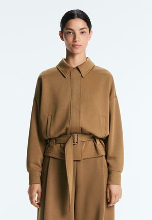 TWILL UTILITY WITH BELT - Lehká bunda - camel