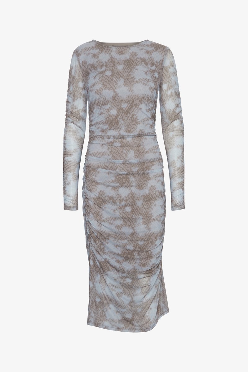 Robe à manches longues en bleu clair et beige avec un motif serpent, des détails froncés sur les côtés et un col rond.