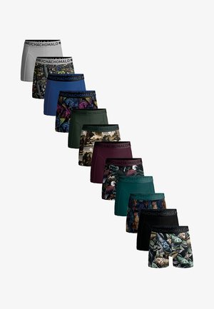 Boxershorts in verschillende kleuren en patronen, met elastische zwarte taillebanden met het "MUCHACHO" logo. Kleuren zijn onder andere grijs, blauw, groen, bordeauxrood en zwart.