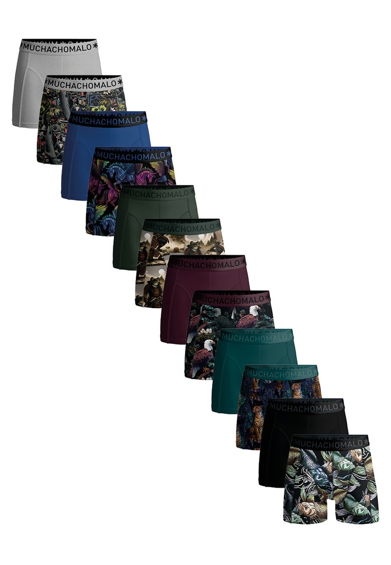 Férfi boxer alsók különböző színekben és mintákban, elasztikus fekete derékpánttal, amelyen a "MUCHACHO" logó található. A színek között szerepel szürke, kék, zöld, bordó és fekete.