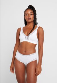 Hanro SOFT CUP - Reggiseno a triangolo - white
