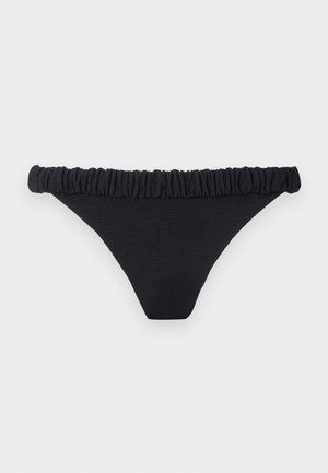 Bas de bikini texturé noir avec taille élastique froncée et découpes hautes sur un fond clair uni.