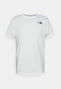 T-shirt bianca in cotone con maniche corte, collo rotondo, che presenta un logo nero sul lato sinistro del petto e una texture morbida.