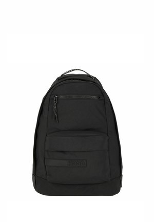 Zaino nero realizzato in tessuto texturizzato, con manico superiore, tasca frontale con zip e un'etichetta con logo. Forma compatta e arrotondata per un facile trasporto.