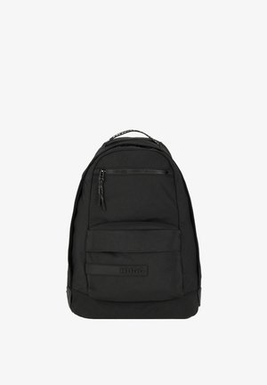 Zwarte rugzak van gestructureerde stof, met een handvat bovenaan, een voorzak met rits en een logopatch. Compacte, ronde vorm voor gemakkelijk dragen.