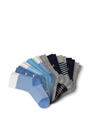 Set aus zehn Kindersocken in Blau, Grau, Marineblau und Weiß mit gestreiften und Sternmustern, fächerförmig auf weißem Hintergrund angeordnet.