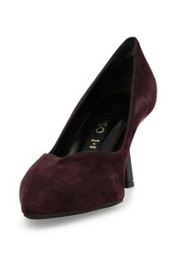 Scarpa con tacco alta in suede bordeaux con punta arrotondata e tacco a blocco nero. Presenta una texture liscia e un design minimalista. Prodotta in Italia.