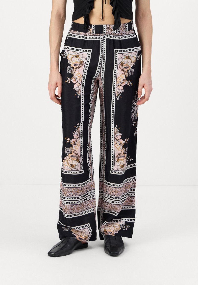 Fekete mintás nadrág, virágos és paisley minták keverékével, széles lábakkal és kontrasztos fehér szegéllyel, sima, puha anyagból készült.
