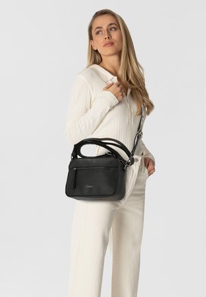 Schwarze Ledertasche mit strukturiertem Finish, ausgestattet mit einer Front-Reißverschlusstasche und zwei Griffen, die mit einem verstellbaren Gurt getragen wird.