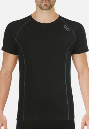 Homme portant un t-shirt de sport noir à manches courtes avec des surpiqûres bleues et un petit texte blanc sur le haut gauche de la poitrine.