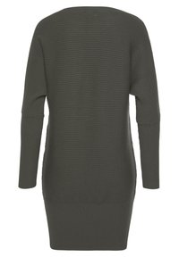 Abito a maglia a coste verde oliva, con maniche lunghe, collo ampio e fondo aderente. Il dettaglio del tessuto testurizzato arricchisce l'interesse visivo.