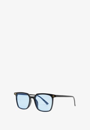 Occhiali da sole con montatura nera e lenti quadrate, caratterizzati da vetri leggermente blu. Accenti dorati prominenti sulla montatura.