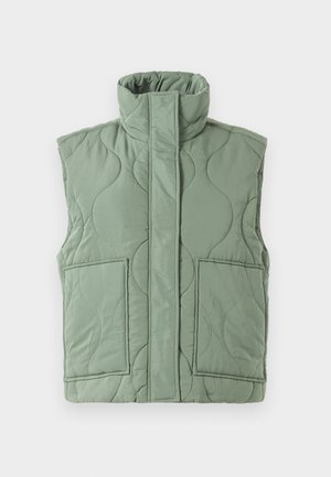 Gilet sans manches matelassé vert clair avec un col haut, des poches avant et un rabat sur le devant recouvrant la fermeture éclair.