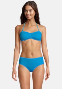 Ensemble bikini côtelé bleu composé d'un haut bandeau avec bretelles réglables et d'une culotte taille haute. Texture lisse sur l'ensemble.