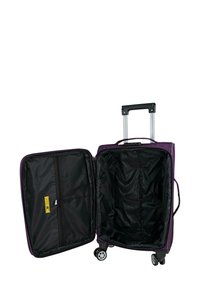 Maleta rígida morada con asa retráctil, dos ruedas y un interior negro espacioso con un bolsillo de malla con cremallera y correas.