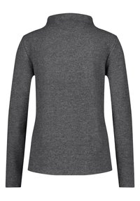 Grauer Langarmpullover mit hohem Kragen, aus weichem Stoff gefertigt, mit einem schlichten, nahtlosen Design und ohne sichtbare Muster oder Akzente.