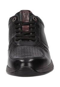 Schwarze Ledersneaker mit perforiertem Design, ausgestattet mit dunklen Schnürsenkeln, einem weinroten Ösen und einer strukturierten Gummisohle. Abgerundete Zehenform.