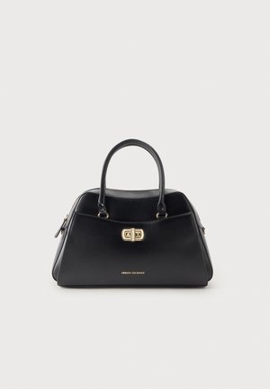 Черна чанта Armani Exchange с две дръжки, закопчалка в златист цвят и странични ципове, показана на изчистен фон.