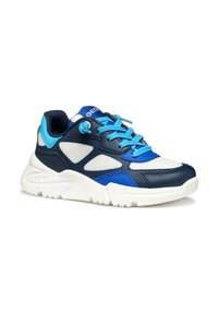 Sneakers sportivi in blu navy, azzurro chiaro e bianco. Presentano un mix di pelle e rete, colletto imbottito e accenti a fantasia.