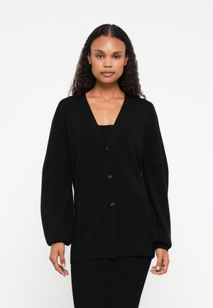 Cardigã preto feito de um material de malha suave, com decote em V, mangas longas tipo balão e botões frontais para fecho.