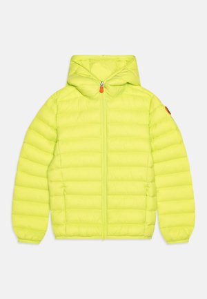 Seledynowozielona kurtka puchowa z kapturem, zapinana na suwak z przodu, pikowana, z kontrastującym pomarańczowym suwakiem. Posiada elastyczne mankiety.