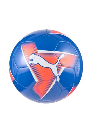 Zils futbola bumbas ar oranžām un baltām trīsstūra svītrām, kurai ir balta Puma logo, spīdīga virsma un heksagonālas paneļi.