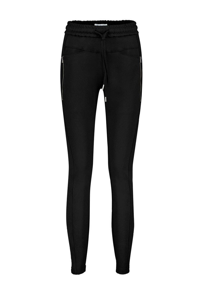 Sorte tapered joggers med elastisk talje og snøre, der har to lynlåslommer foran og kontrasterende sidesømmer. Strækstof.