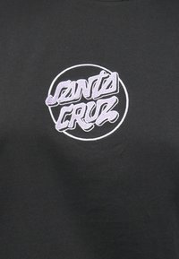 Μαύρη βαμβακερή μπλούζα με κωδικό T-shirt, featuring ανα embroidered λογότυπο "Santa Cruz" σε μωβ απόχρωση με κυκλικό σχεδιασμό στην περιοχή του στήθους και κλασικό λαιμόκοψη.