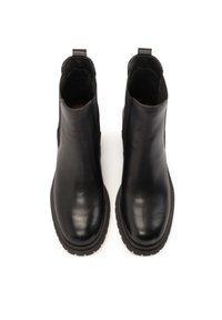 Czarne skórzane botki za kostkę z zaokrąglonym czubkiem, elastycznymi bocznymi panelami i teksturowanymi gumowymi podeszwami. Zawierają pętle do łatwego zakładania.
