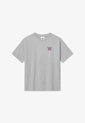 T-shirt en coton gris à manches courtes. Présente un petit logo "W" violet sur la poitrine gauche. Encolure ronde et coupe décontractée.