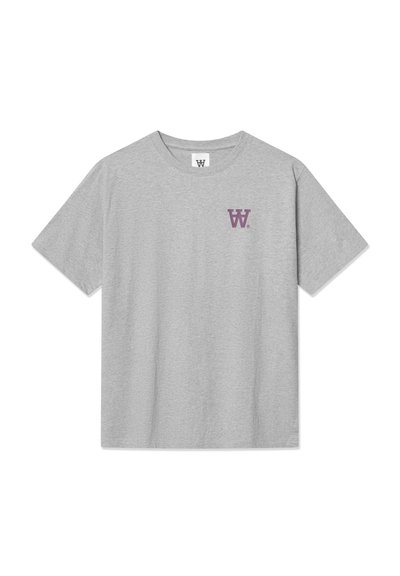 Tricou din bumbac gri cu mâneci scurte. Prezintă un mic logo purpuriu cu litera "W" pe pieptul stâng. Guler rotund și o croială lejeră.