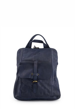 Sac à dos en cuir bleu marine avec une poche avant à rabat sécurisée par une sangle et des garnitures dorées. Il est doté de deux poignées supérieures et d'une finition texturée.