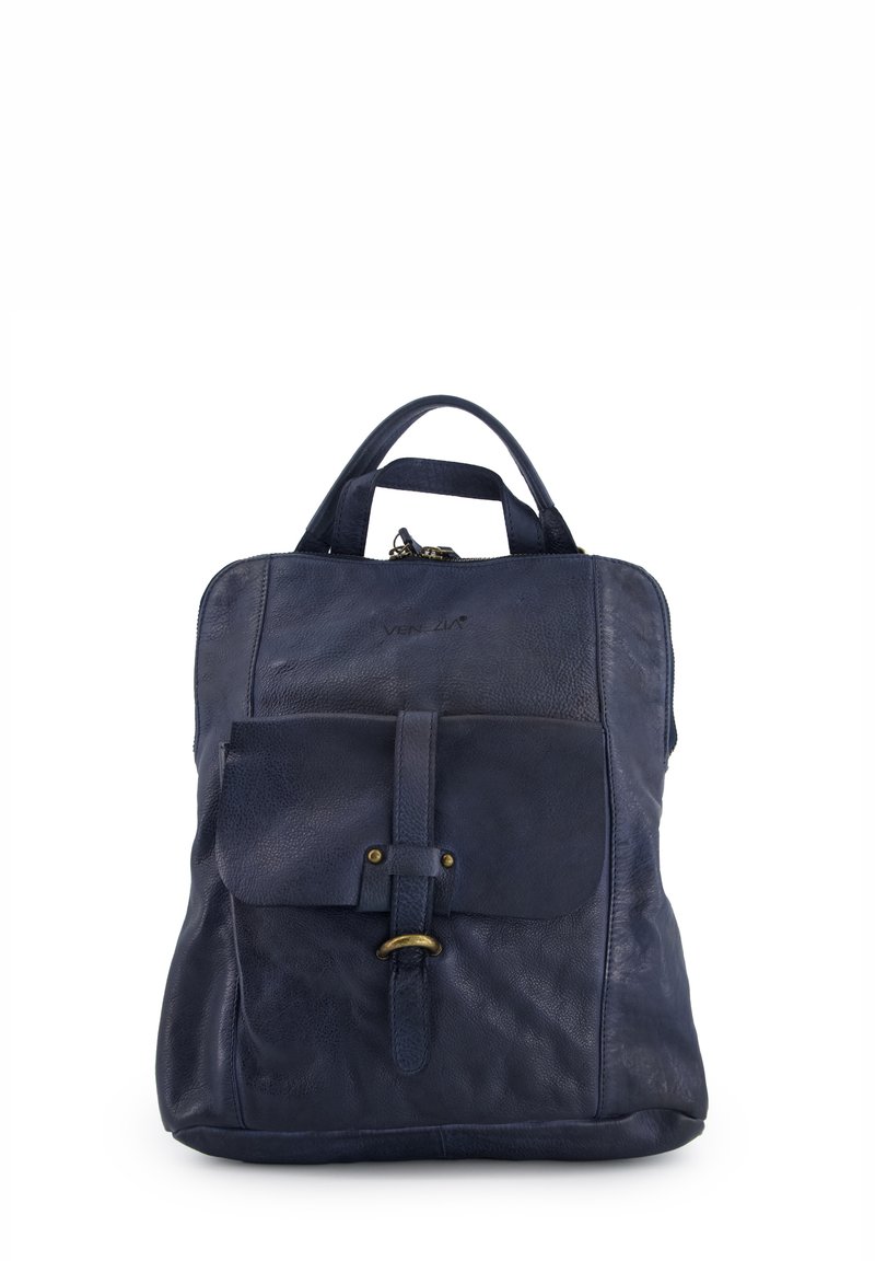 Granatowy skórzany plecak z przednią kieszenią na klapę zabezpieczoną paskiem i złotymi okuciami. Posiada podwójne górne uchwyty oraz teksturowane wykończenie.