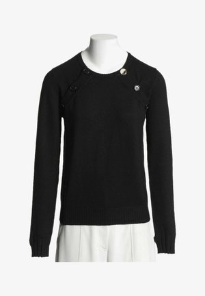 Pull en maille noir à manches longues avec poignets et ourlet côtelés, avec des boutons décoratifs sur la partie supérieure de la poitrine et les épaules.
