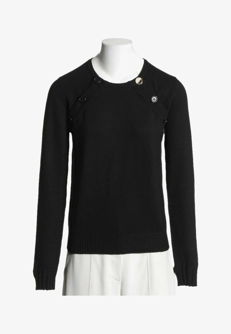 Pull en maille noir à manches longues avec poignets et ourlet côtelés, avec des boutons décoratifs sur la partie supérieure de la poitrine et les épaules.