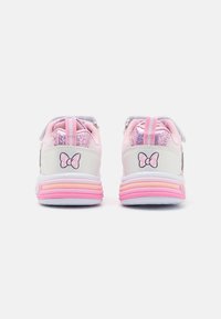 Sneakers bianchi e rosa con una grafica di farfalla, dettagli testurizzati rosa e una suola pastello a strati. Cinghia regolabile con un laccio.
