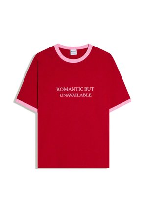 T-shirt rouge à manches courtes avec col et bords de manches roses, portant un texte blanc "ROMANTIC BUT UNAVAILABLE" centré sur le devant.