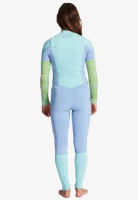 Neopreen wetsuit in lichtblauw met gemusterde groene en roze mouwen, gemaakt van rekbaar materiaal, voorzien van een ritssluiting en platte naden voor comfort.