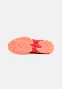 Sålens sko har et struktureret design i pink gummi med riller og mønstre til trækkraft og fleksibilitet, der er fastgjort til en fuchsia overdel.
