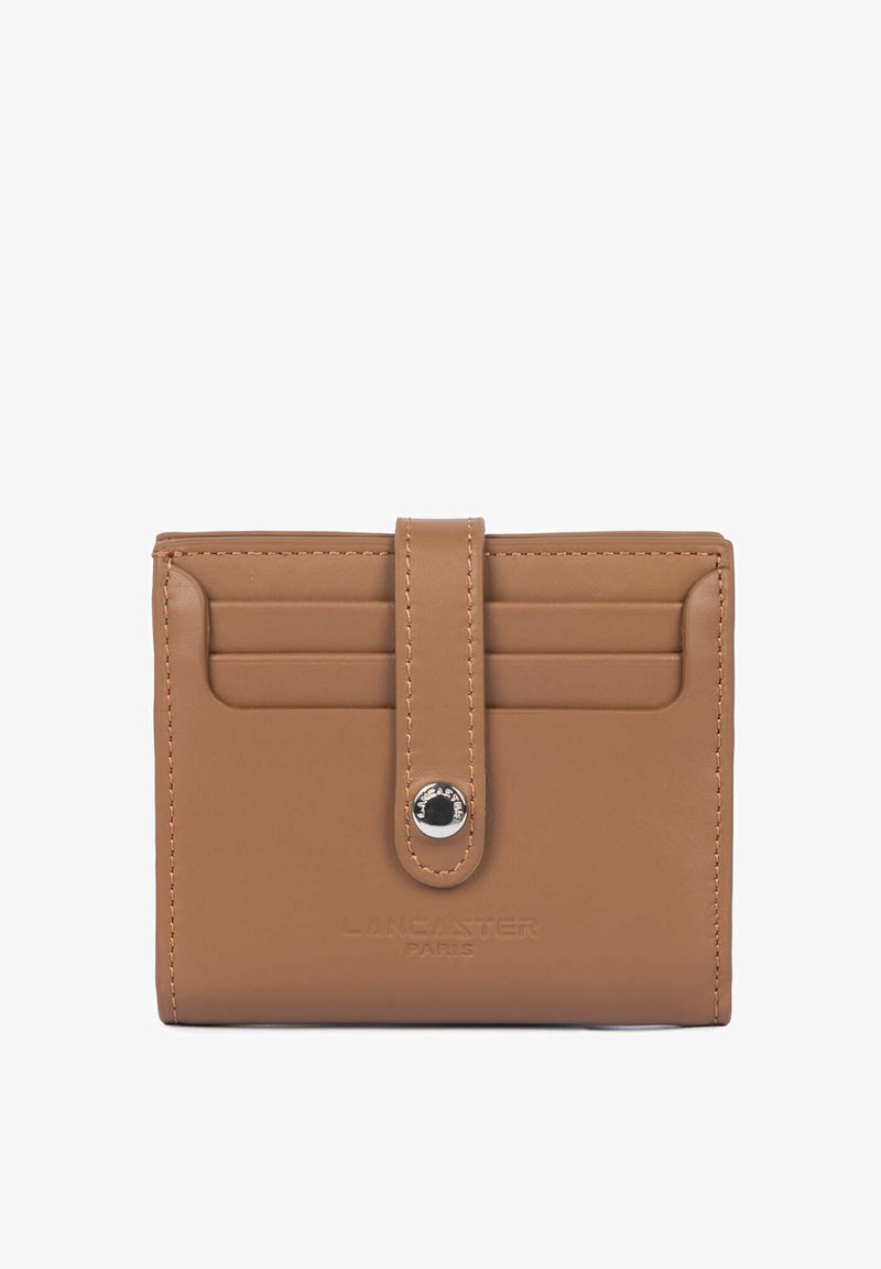 Portefeuille en cuir fauve avec trois emplacements pour cartes, une sangle centrale avec fermeture pression et un embossage visible de la marque à l'avant.