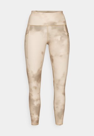 Béžové legíny s motivem připomínajícím mraky, s vysokým pasem, bočními kapsami a hladkou texturou, navržené pro pohodlí a volnost pohybu během aktivit.