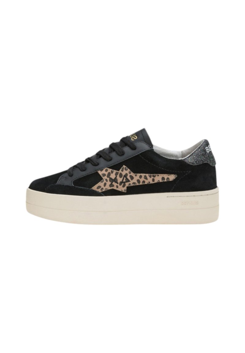 Sneaker nera in suede con design a stella leopardato, un'accademia metallica testurizzata sul tallone e una suola chunky beige.