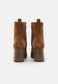 Ruske nubuk nilon чорапи с блоков ток, с цип отстрани и гладка текстура.