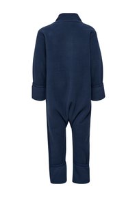 Marinblå fleece-jumpsuit med krage, långa ärmar och uppvikta ärmslut. Slät textur och figurnära ben, designad för komfort.
